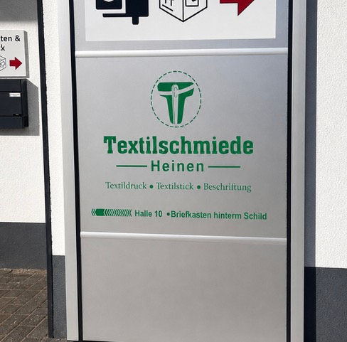Firmenschild an einem Gebäude