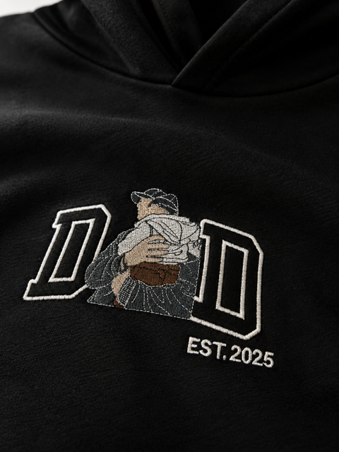Detailaufnahme einer Stickerei auf schwarzem Sweatshirt